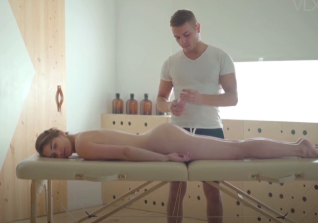 Em tây xinh cực gọi trai bao đến massage để giải tỏa cực phê